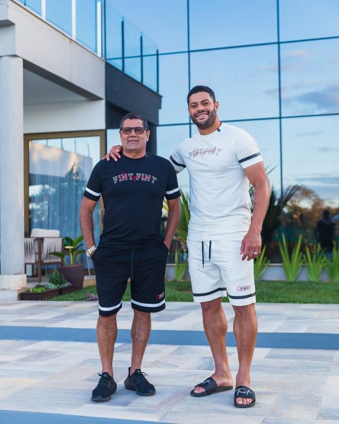 Hulk ao lado de Gilvan, pai do camisa 7
