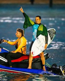 Ítalo Ferreira conquistou o título da etapa de Abu Dabi da Liga Mundial de Surfe (WSL) ao derrotar o indonésio Rio Waida na grande final