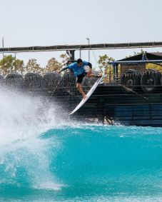 Ítalo Ferreira conquistou o título da etapa de Abu Dabi da Liga Mundial de Surfe (WSL) ao derrotar o indonésio Rio Waida na grande final