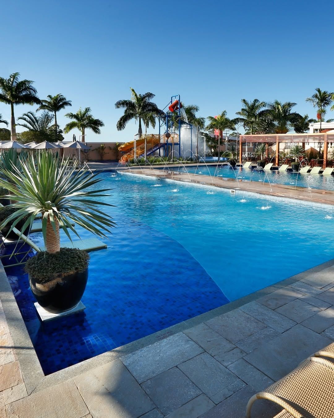 Após 12 dias internada, menina que ficou sete minutos submersa em piscina de hotel morreu nessa quarta (4)
