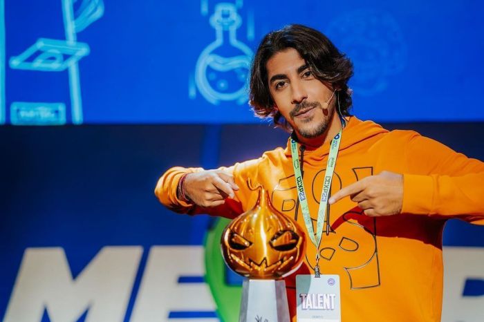 Baiano posa ao lado do troféu do CBOLÃO, torneio criado pelo streamer voltado à comunidade do LoL no Brasil