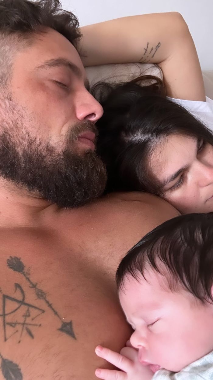 Foto do ator Rafael Cardoso e da filha recém nascida