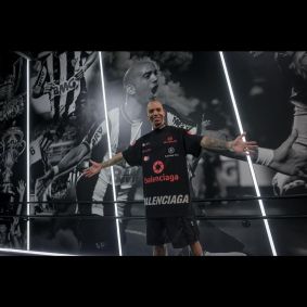 Diego Tardelli recebe homenagem na Arena MRV