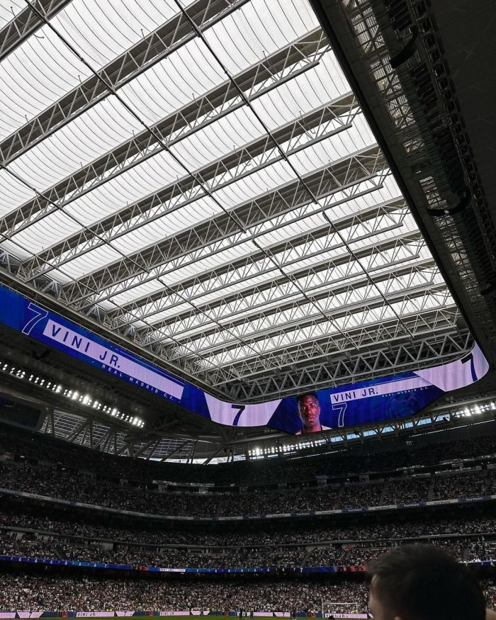 Cantora venezuelana acompanha jogo de Vini Jr