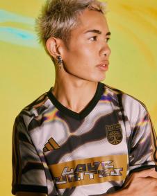 Camisa exclusiva da MLS, desenhada por Pablo Vittar