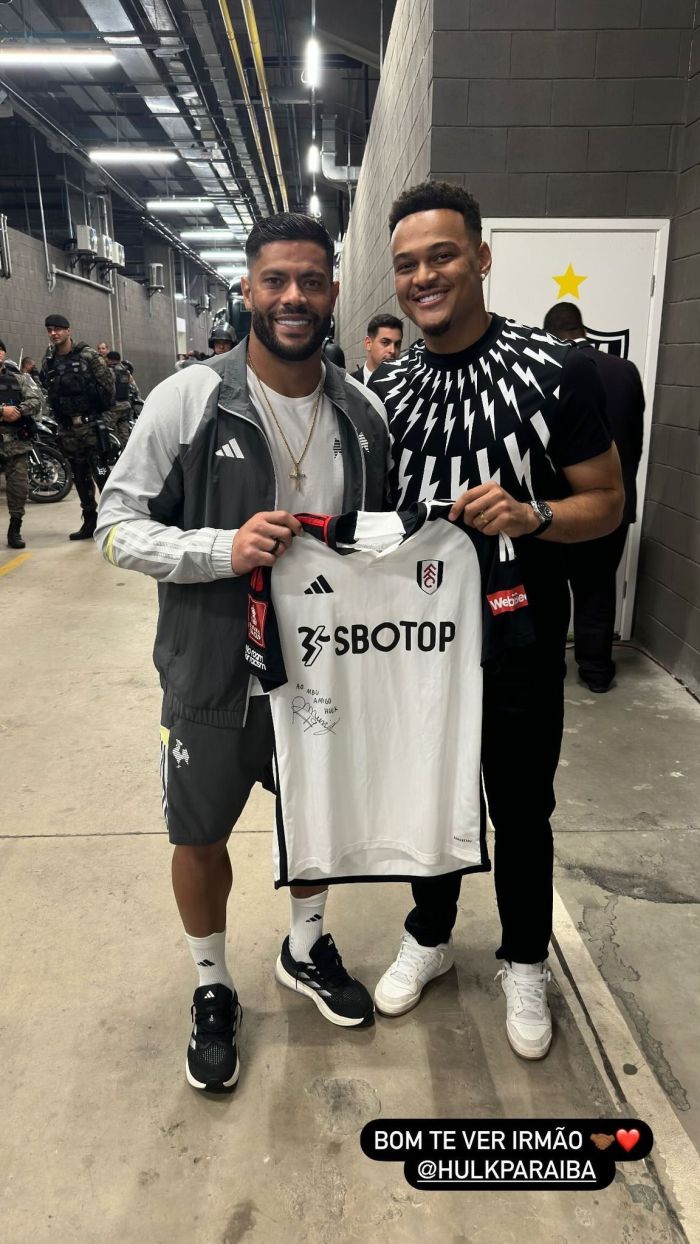 Rodrigo Muniz presenteia Hulk, na Arena MRV