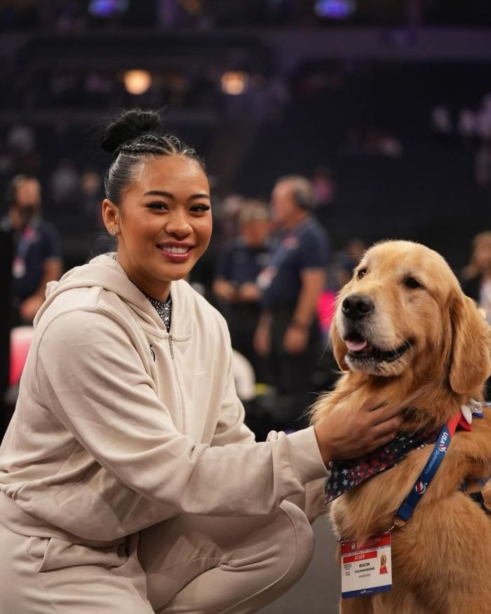 Sunisa Lee, campeã olímpica da ginástica, com Beacon