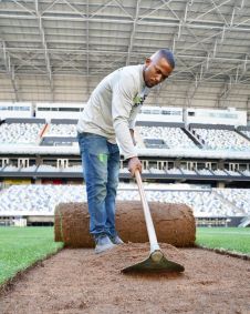 Imagens da troca do gramado na Arena MRV