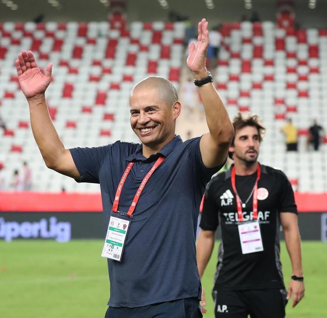 Alex escreve texto comovente para ex-jogador do Cruzeiro, que reage: 'Me emocionei'