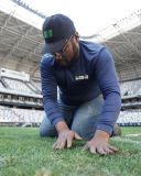 Imagens da troca do gramado na Arena MRV