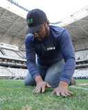 Imagens da troca do gramado na Arena MRV