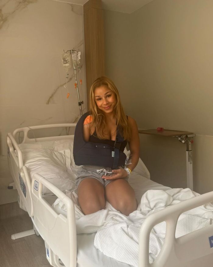 Flávia Saraiva após cirurgia no ombro direito