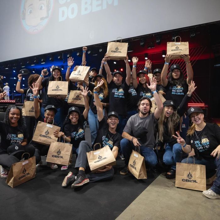 Alunos do Instituto YoGamers do Bem receberam presentes na final do CBLOL