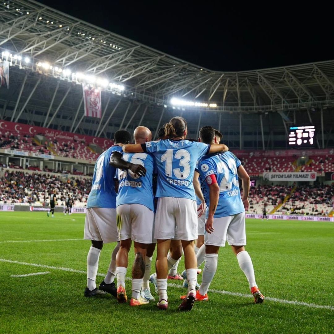 Ex-Atlético faz dois gols e comanda vitória de equipe na Europa