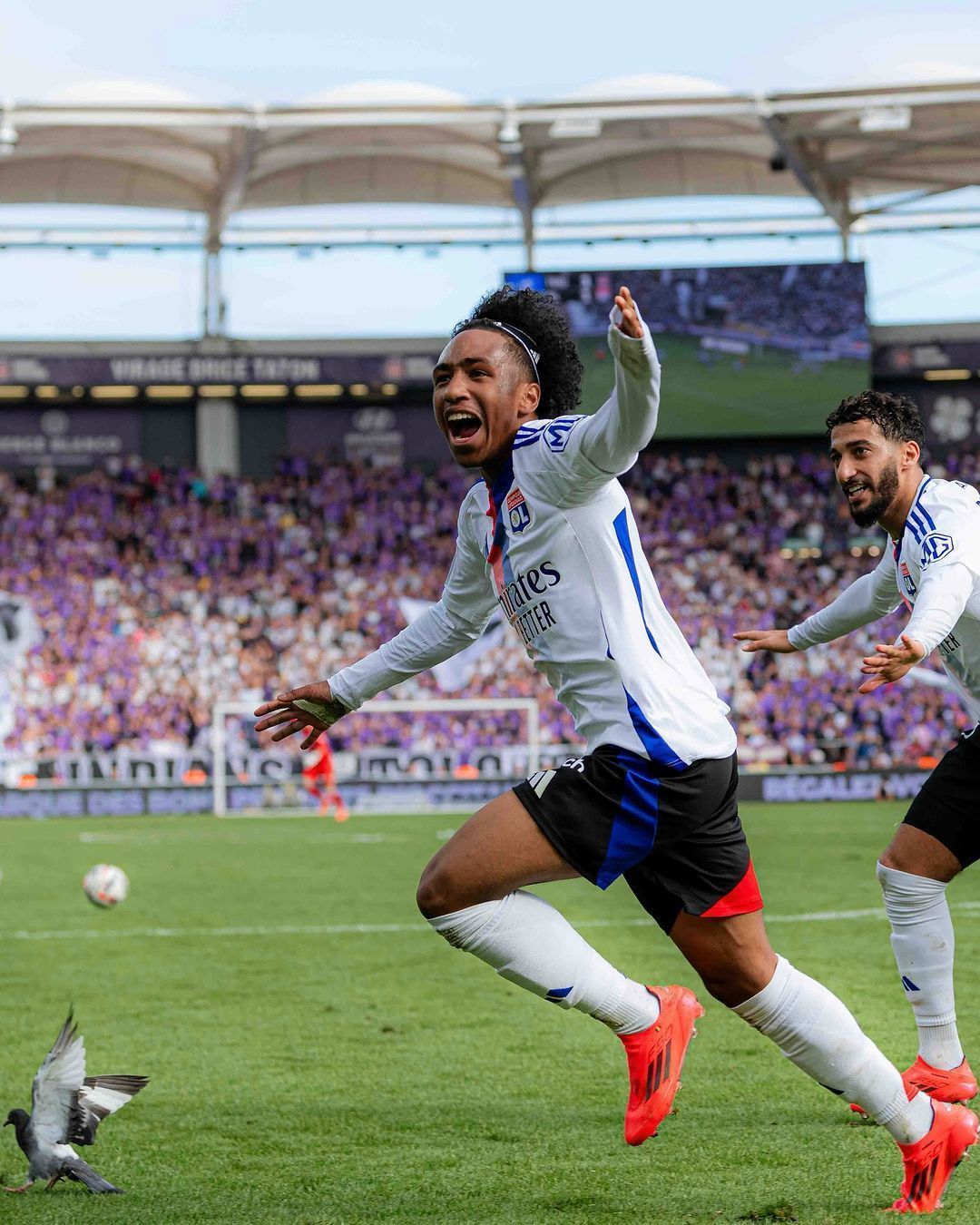 Lyon marca nos acréscimos e vence Toulouse pelo Campeonato Francês