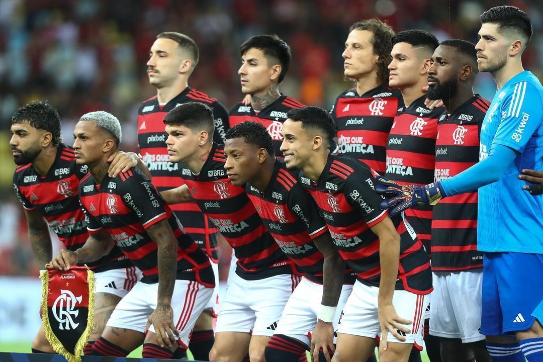 Atacante do Flamengo tem fotos vazadas no motel, se manifesta e crava foco no Atlético