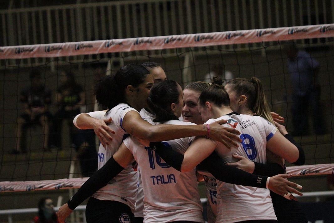 Pinheiros bate Sesi Bauru em jogo equilibrado e vence a primeira na Superliga