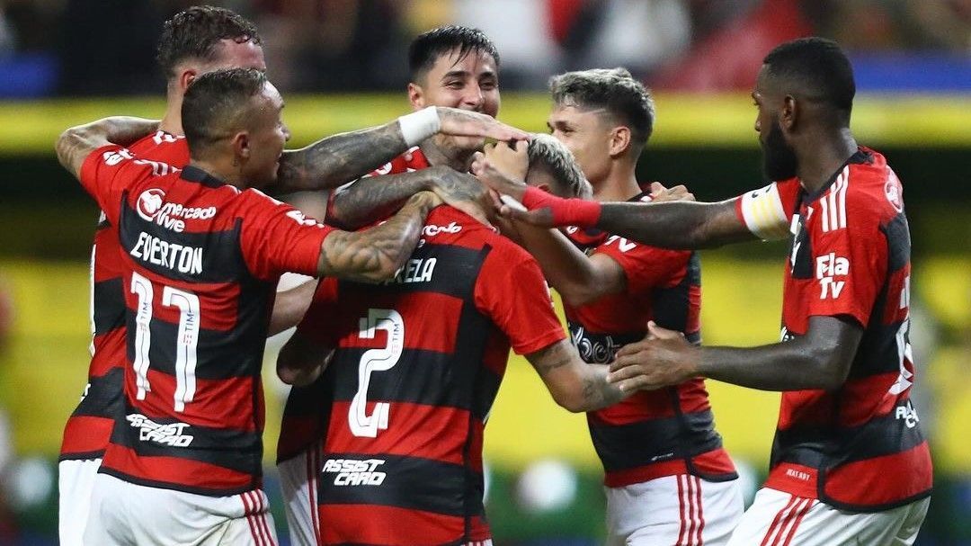 Jogador do Flamengo quebra o silêncio após ser flagrado em confusão com torcida do Peñarol