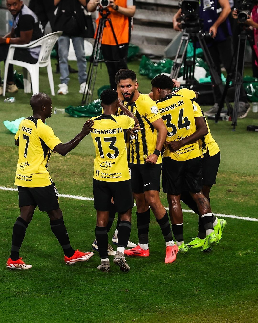 Al-Ittihad vence clássico contra Al-Ahli e encosta na liderança do Saudita
