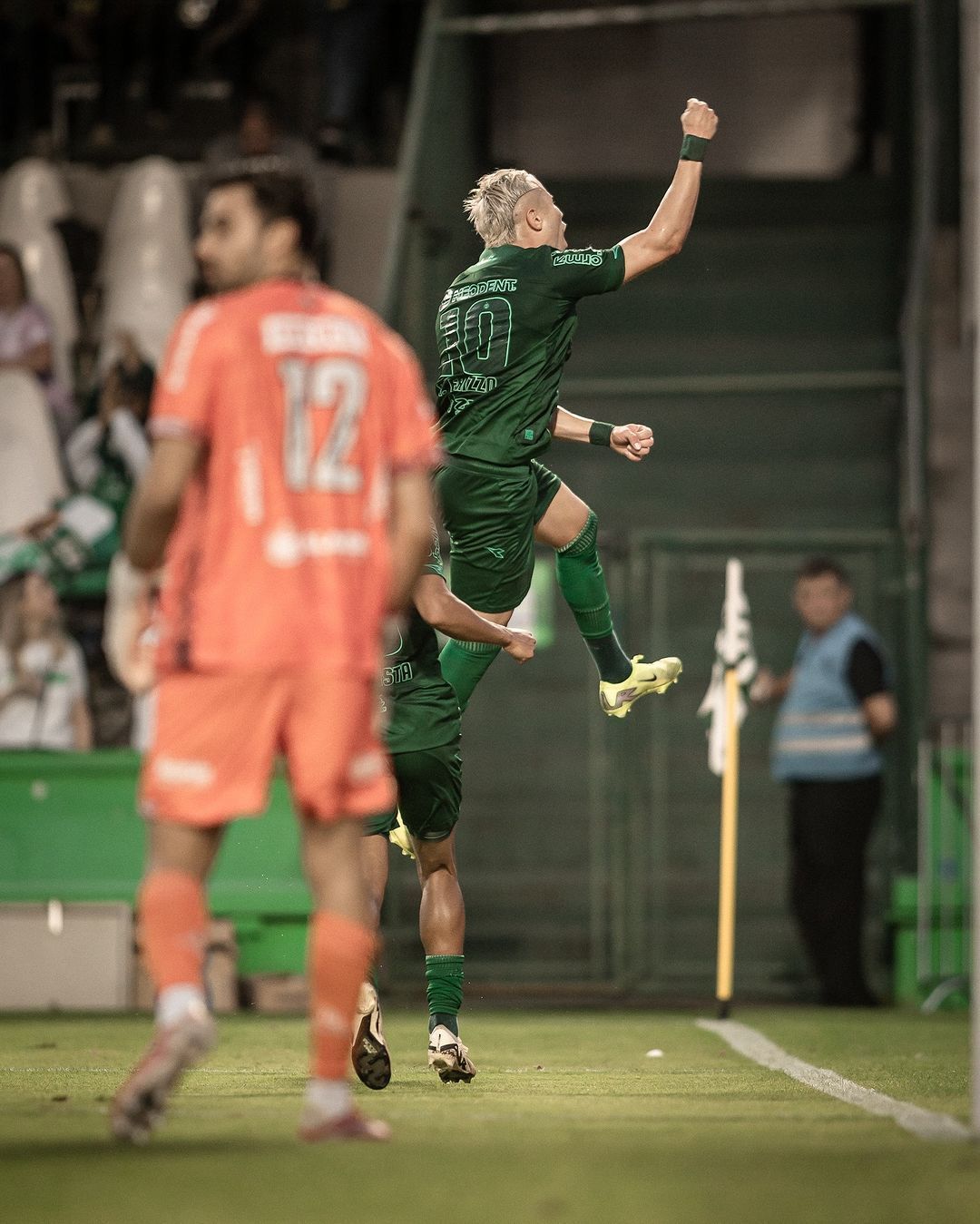 Coritiba vence no fim, segue com chance de acesso e deixa o CRB em apuros na Série B
