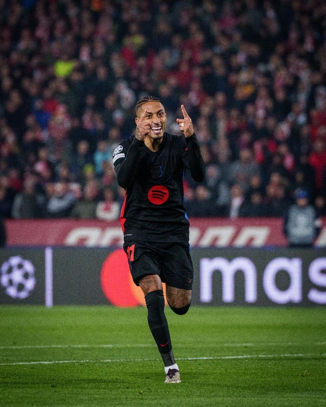 Raphinha e Lewa dão show, Barcelona goleia Estrela Vermelha e decola na Champions