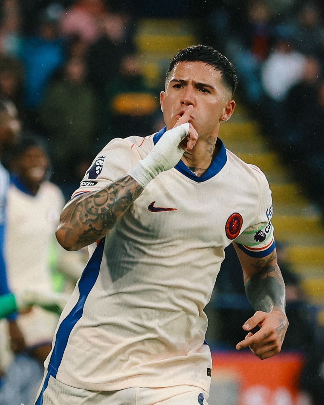 Chelsea leva susto, mas vence Leicester e continua em terceiro no Inglês