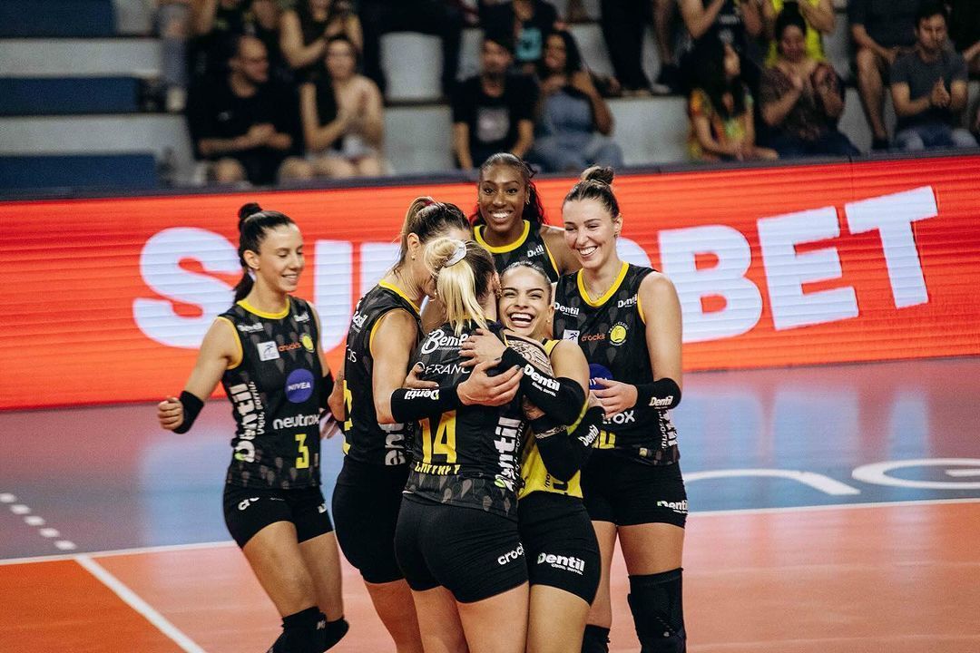 Praia Clube vira, vence Gerdau Minas e assume liderança da Superliga Feminina