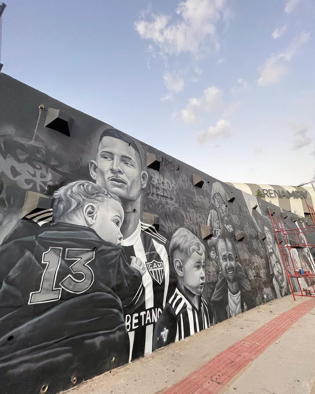 Ídolo do Atlético, Guilherme Arana recebe homenagem na Arena MRV