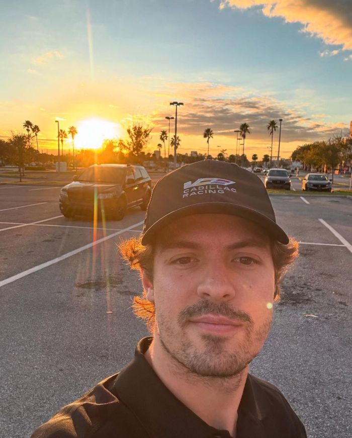 Felipe Drugovich com boné da Cadillac Racing