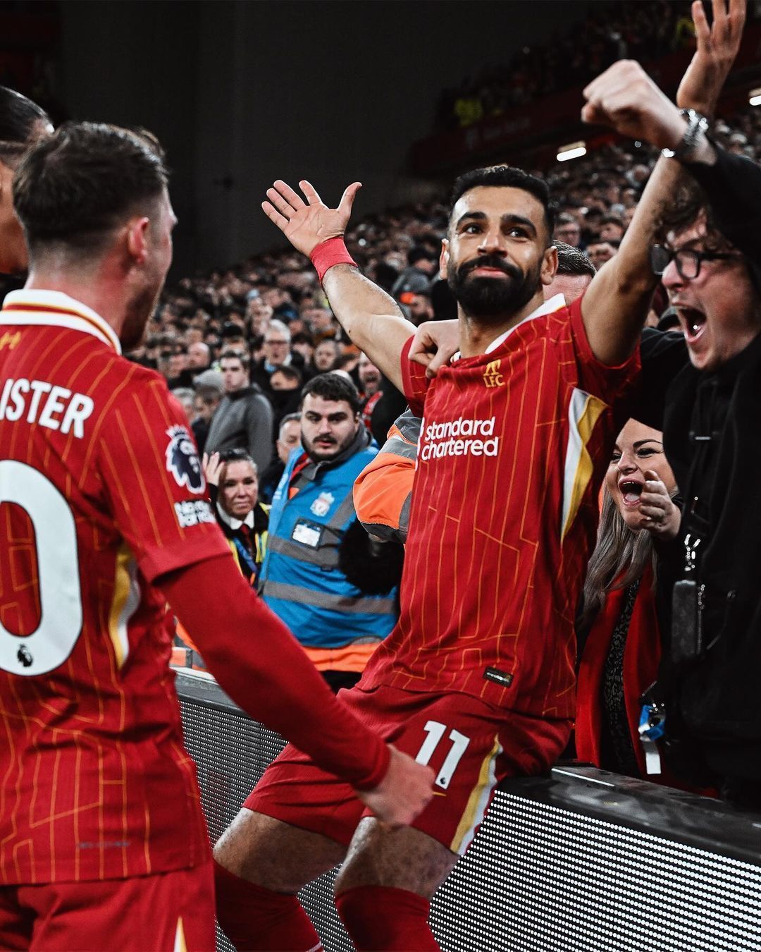 Liverpool aproveita fator casa, bate City e afunda rival em crise sem fim
