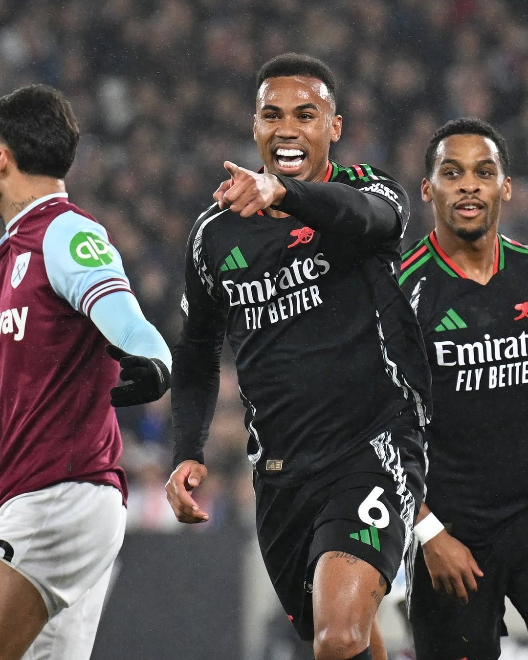 Arsenal goleia, aplica 5 gols na primeira etapa e afunda o West Ham na Premier League