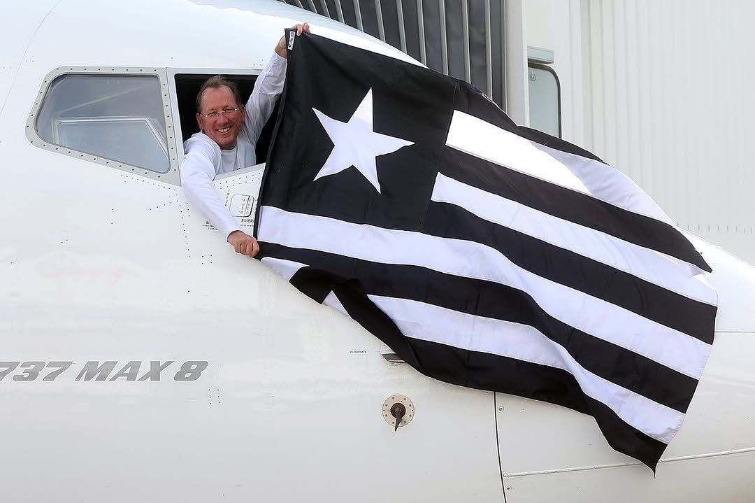 John Textor recria gesto icônico de Túlio Maravilha na chegada do Botafogo ao Rio