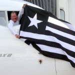 John Textor recria gesto icônico de Túlio Maravilha na chegada do Botafogo ao Rio