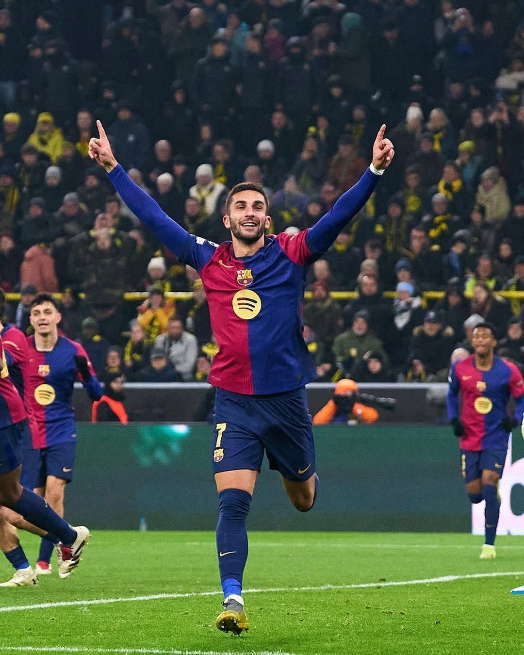 Ferran decide, Barça vence Borussia no fim e se isola na vice-liderança da Champions