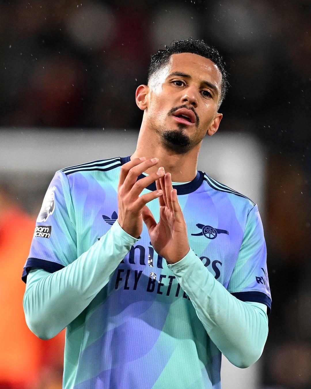 Arsenal tem gol anulado no fim, empata com Fulham e se distancia do líder no Inglês