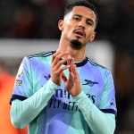 Arsenal tem gol anulado no fim, empata com Fulham e se distancia do líder no Inglês