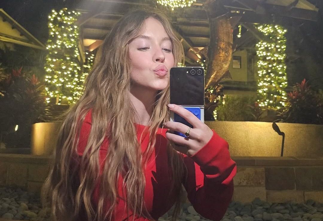 Sydney Sweeney faz topless para aproveitar sol em sua mansão avaliada em R$ 78 milhões