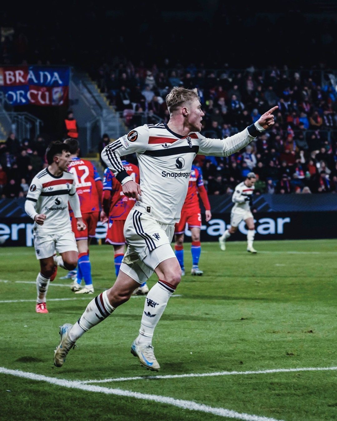 Com dois de Hojlund, United vira sobre Viktoria Plzen e entra no G8 da Liga Europa