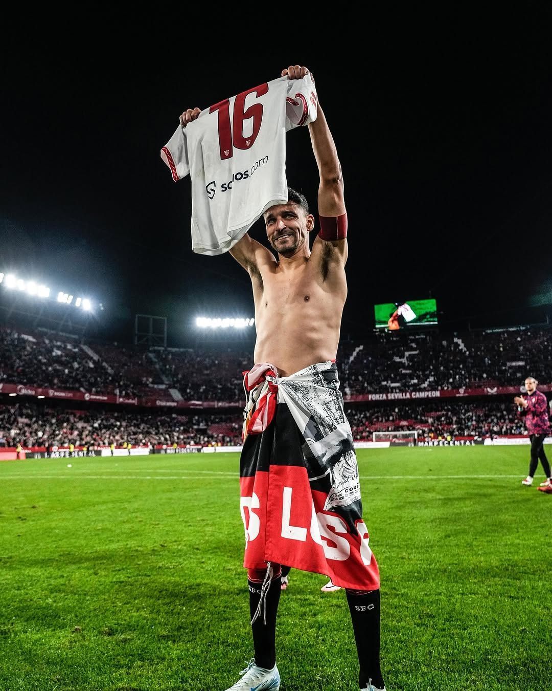 Ídolo espanhol, Jesús Navas é homenageado pela torcida do Sevilla; veja