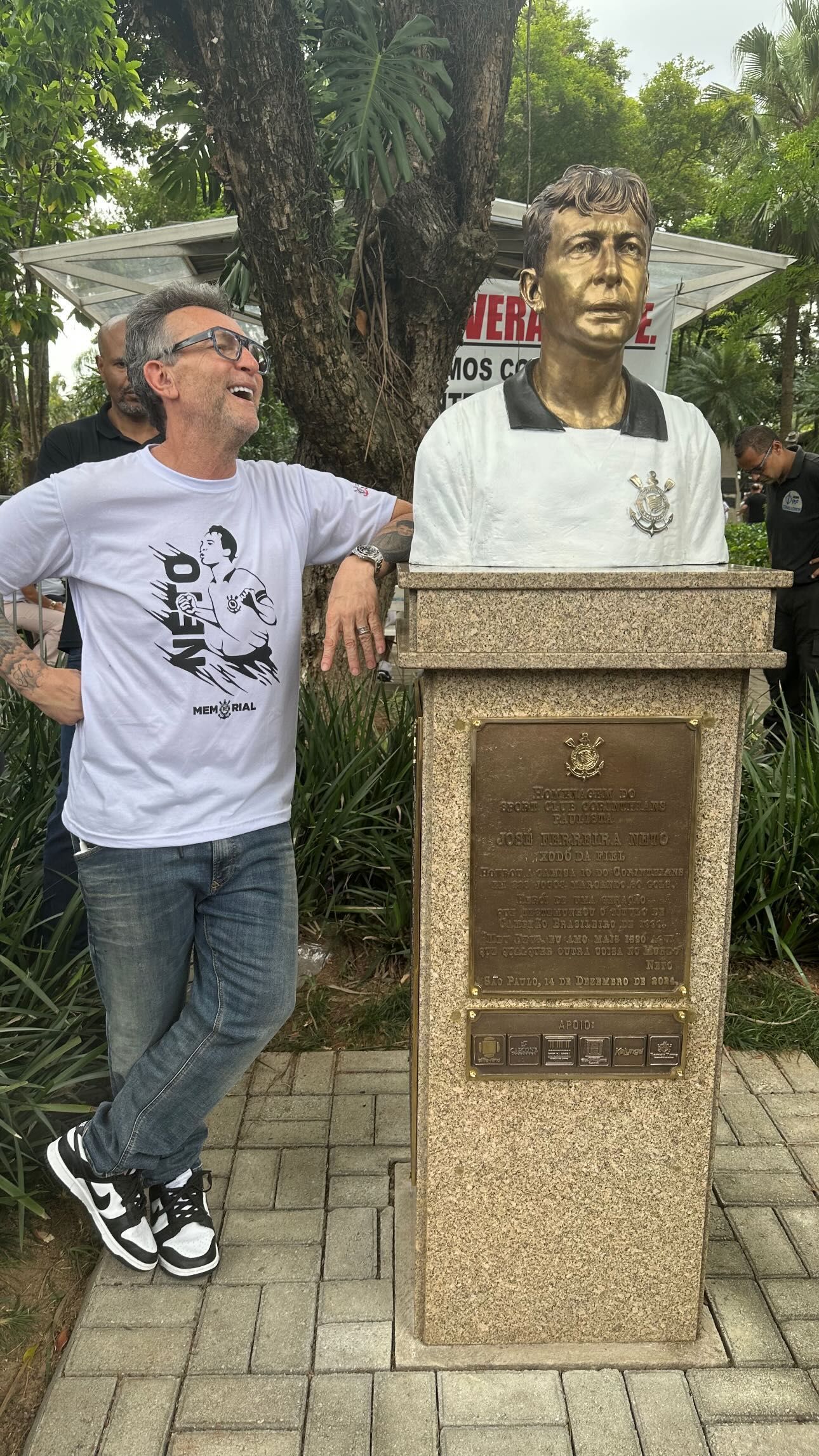 Ídolo do Corinthians, Neto vai às lágrimas em inauguração de busto no Parque São Jorge