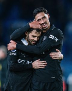 Bernardo Silva e Reijnders comemoram vitória do City no gramado do Elland Road