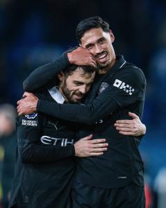 Bernardo Silva e Reijnders comemoram vitória do City no gramado do Elland Road