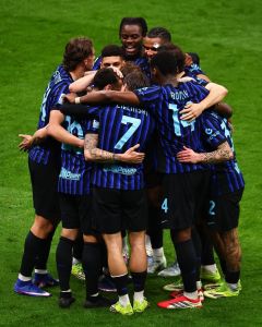 Jogadores da Internazionale comemoram gol marcado em jogo contra o Genoa