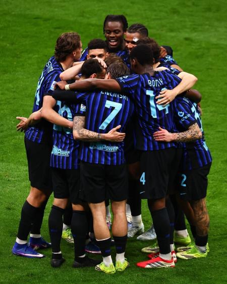 Jogadores da Internazionale comemoram gol marcado em jogo contra o Genoa