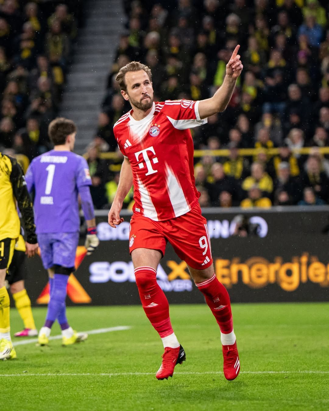 Harry Kane brilha, Bayern vence Borussia de virada e aumenta vantagem na Bundesliga