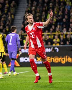 Harry Kane, do Bayern, comemora gol marcado contra o Borussia