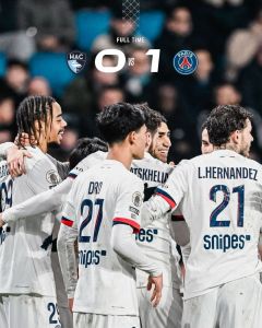 Jogadores comemoram gol da vitória em jogo contra o Le Havre