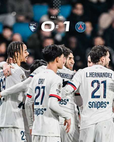 Jogadores comemoram gol da vitória em jogo contra o Le Havre