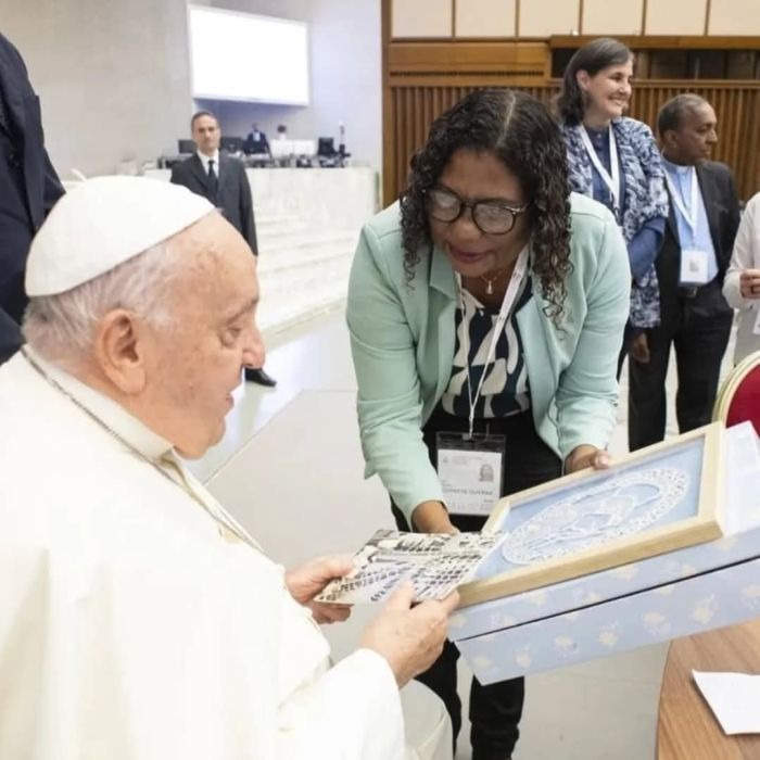Sônia teve oportunidade de entregar presente pessoalmente ao Papa Francsico