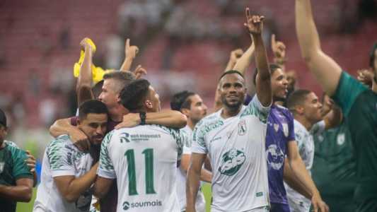 Jogadores do Sousa-PB comemoram classificação sobre o Santa Cruz na Arena de Pernambuco